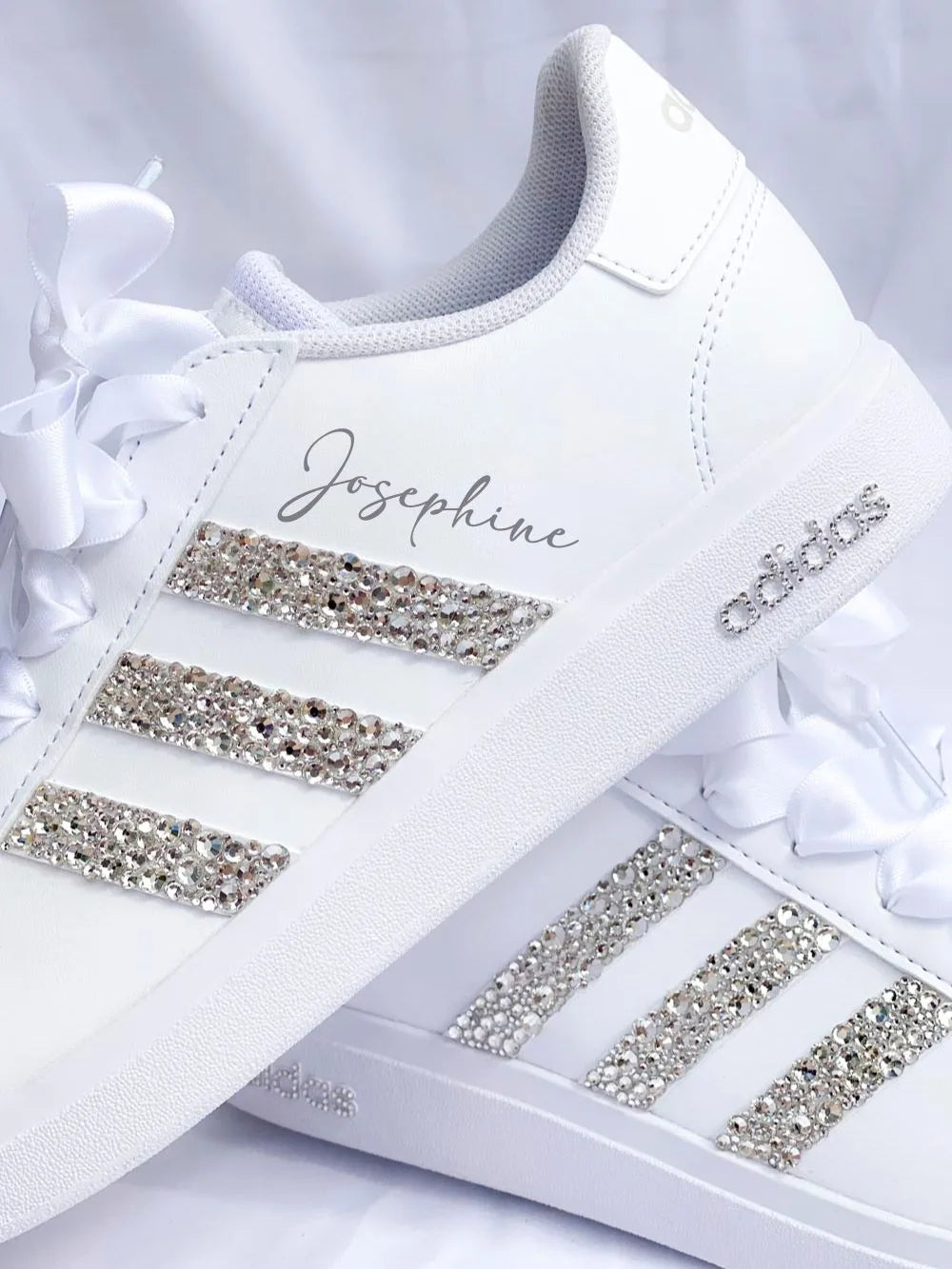 Détail strass blancs posés à la main sur baskets Adidas