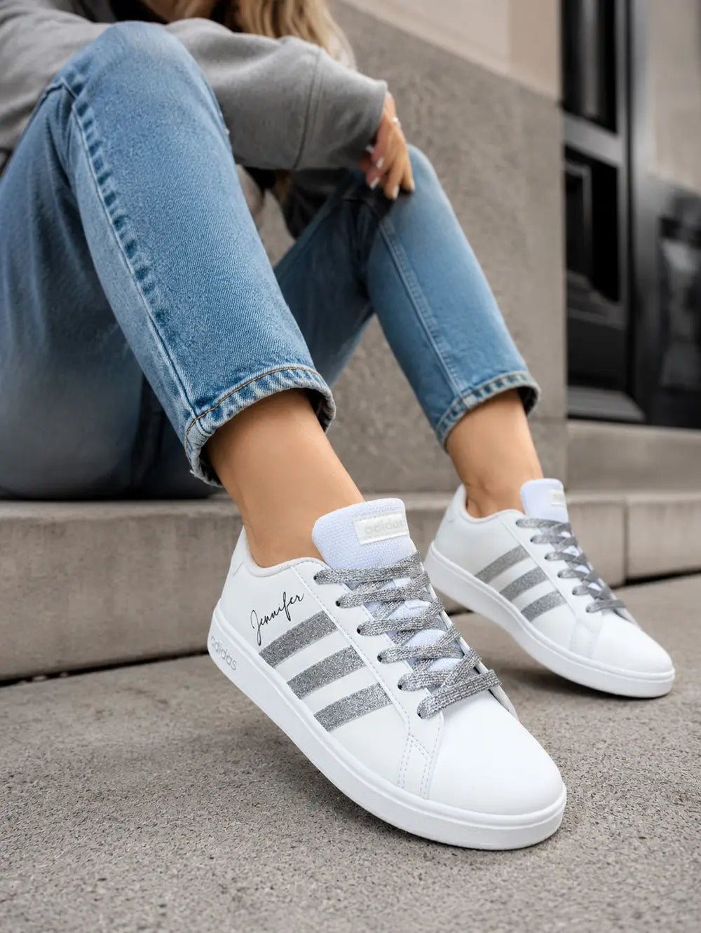Adidas blanche customisée pour femme avec lacets glitter argent et prénom personnalisé, paire élégante et moderne