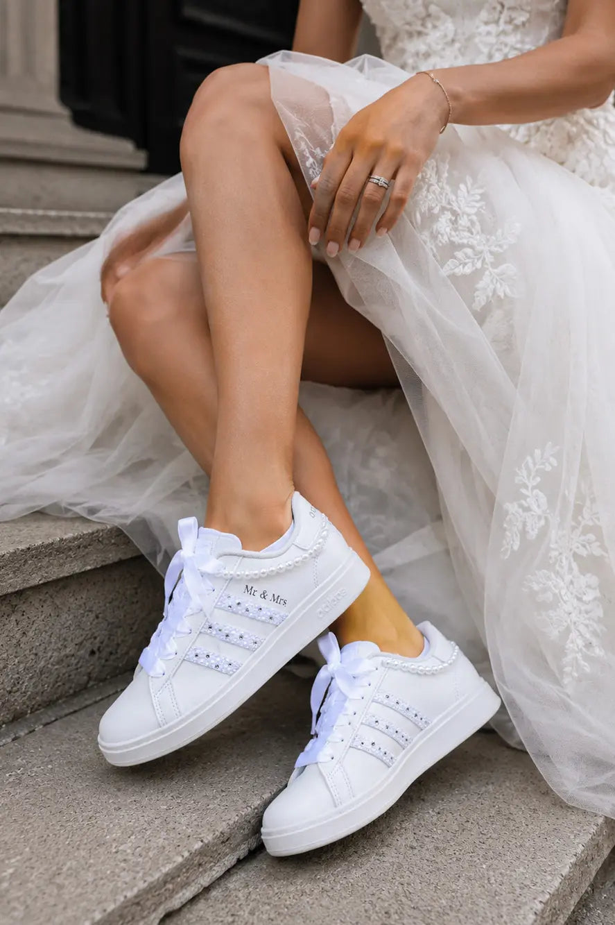 Baskets Adidas mariée style Pinterest luxe avec robe blanche, perles nacrées et personnalisation mariage élégante