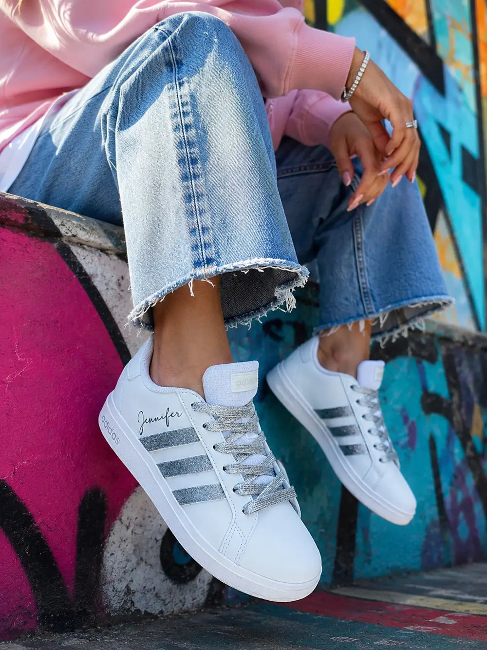 Adidas femme blanche personnalisée avec bandes glitter argent et prénom personnalisé, baskets custom streetwear premium pour femme