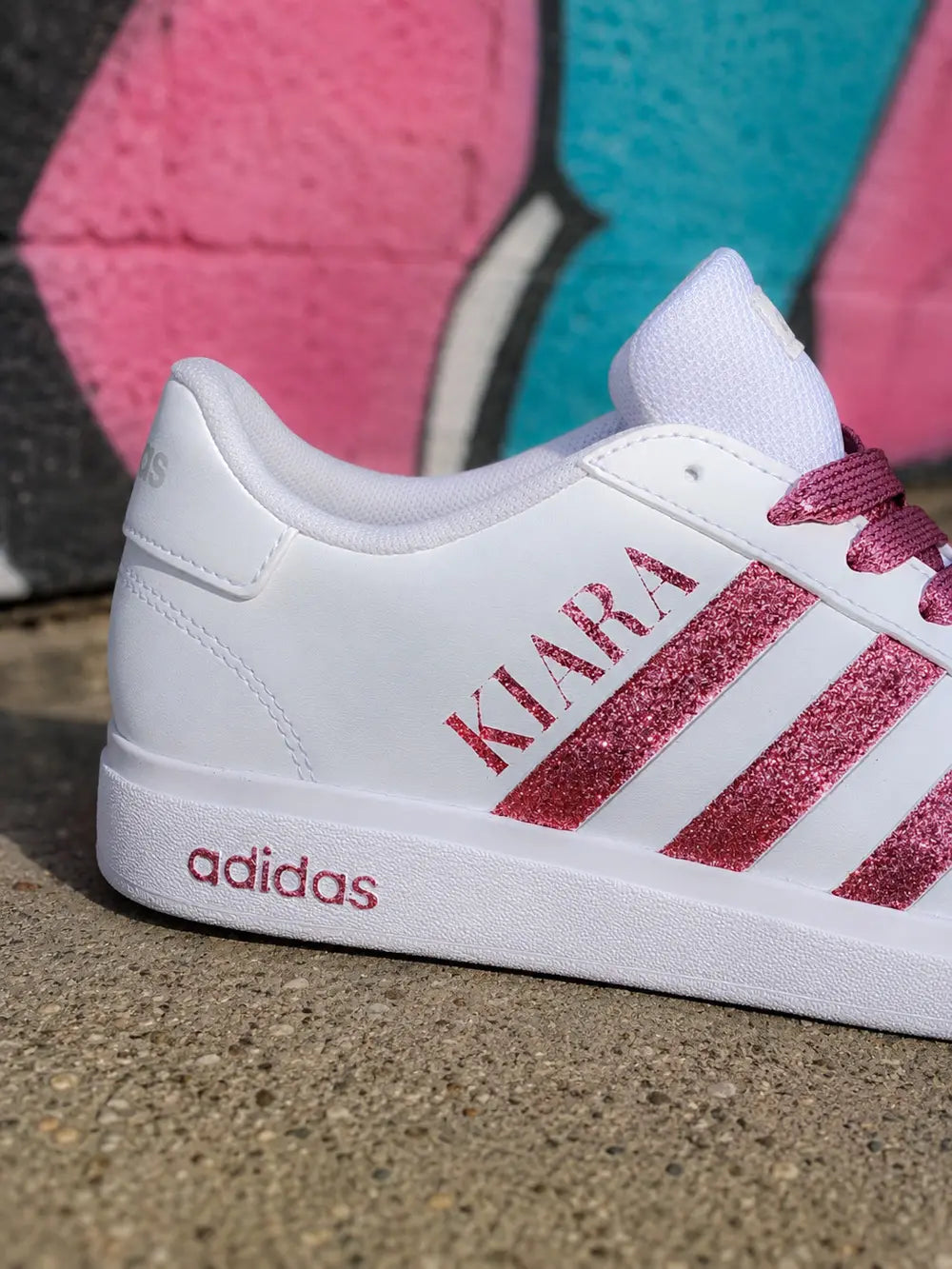 Adidas blanche personnalisée femme avec prénom rose glitter et lacets satin rose personnalisés