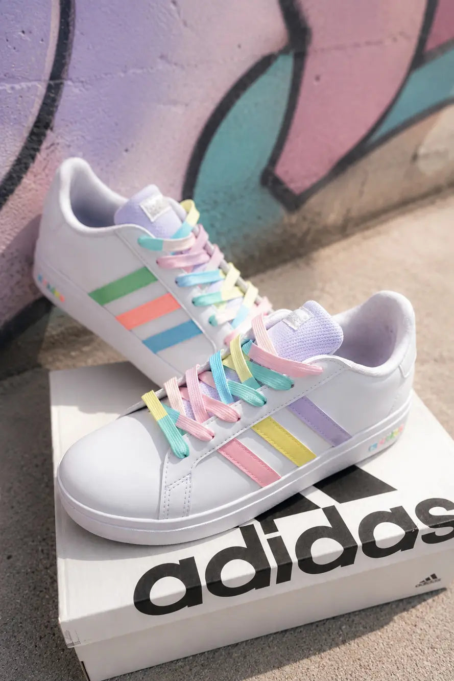 Adidas Grand Court femme custom pastel avec lacets colorés et design baskets personnalisées tendance