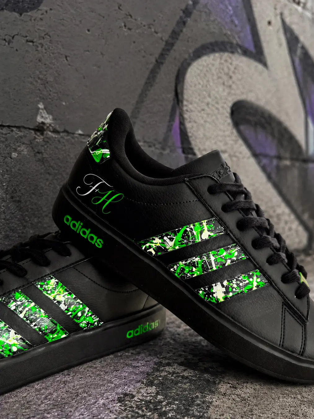 Adidas Grand Court noire personnalisée avec initiales blanches et vert fluo