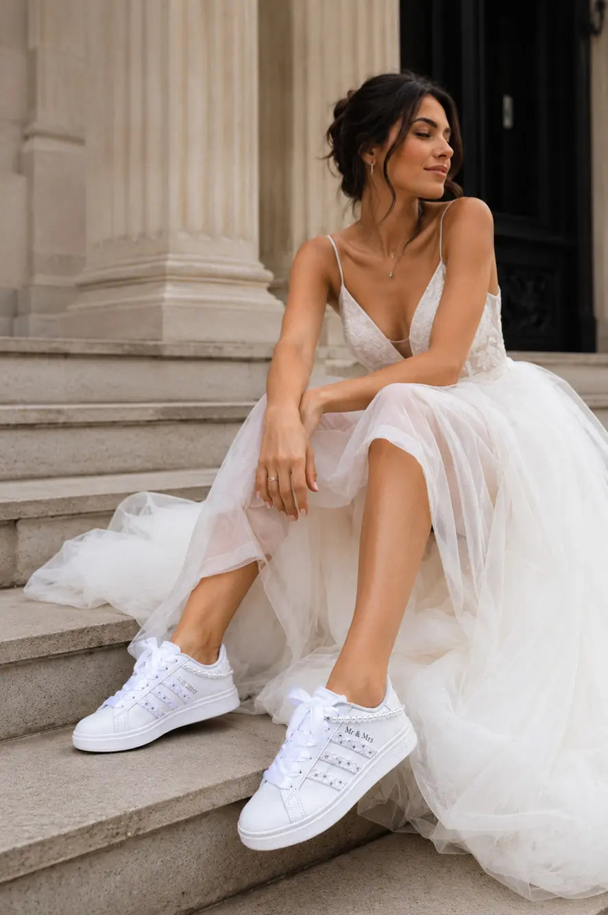 Adidas custom mariée portées avec robe de mariée en dentelle pour un look mariage original et raffiné