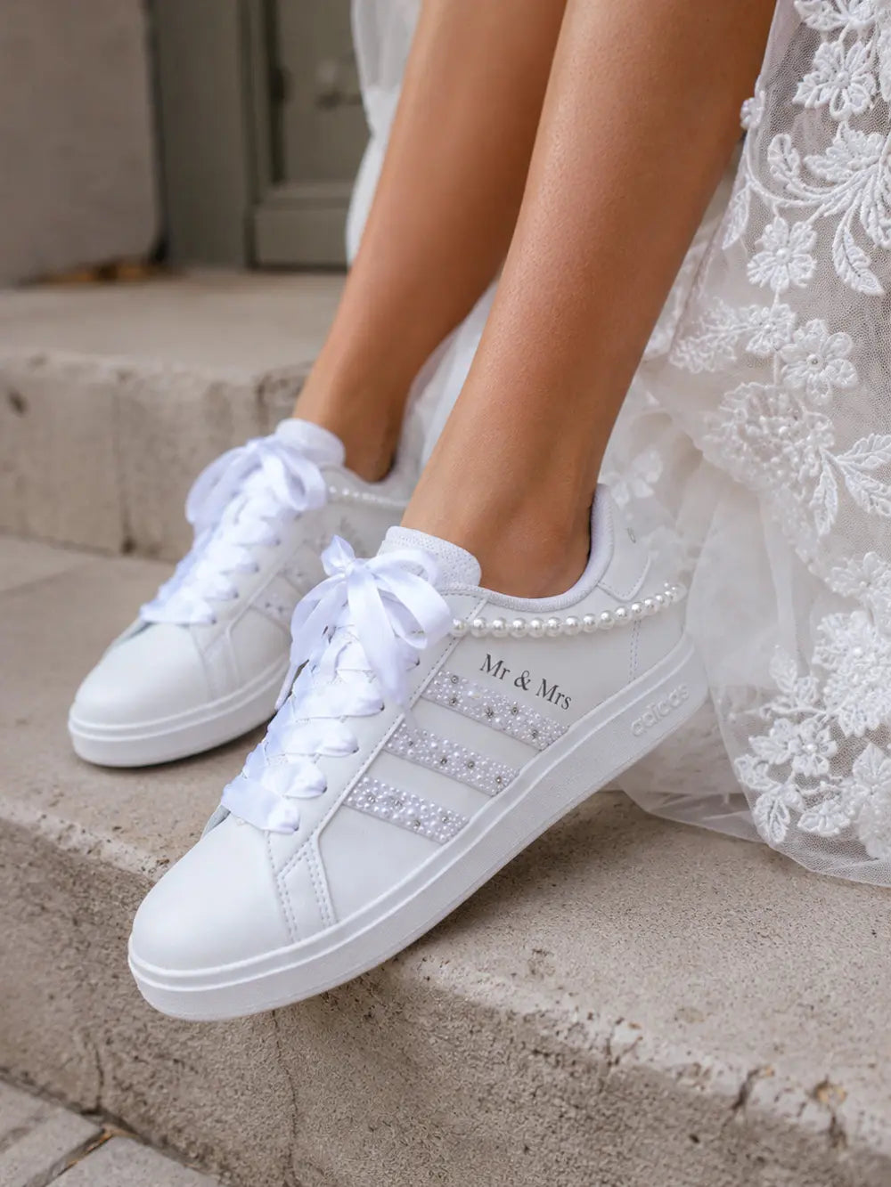 Adidas Mr & Mrs personnalisées pour mariage femme avec perles nacrées et style bridal premium tendance Pinterest