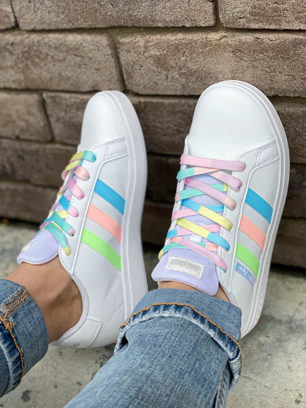 Sneaker Adidas pastel artisanale réalisée en France