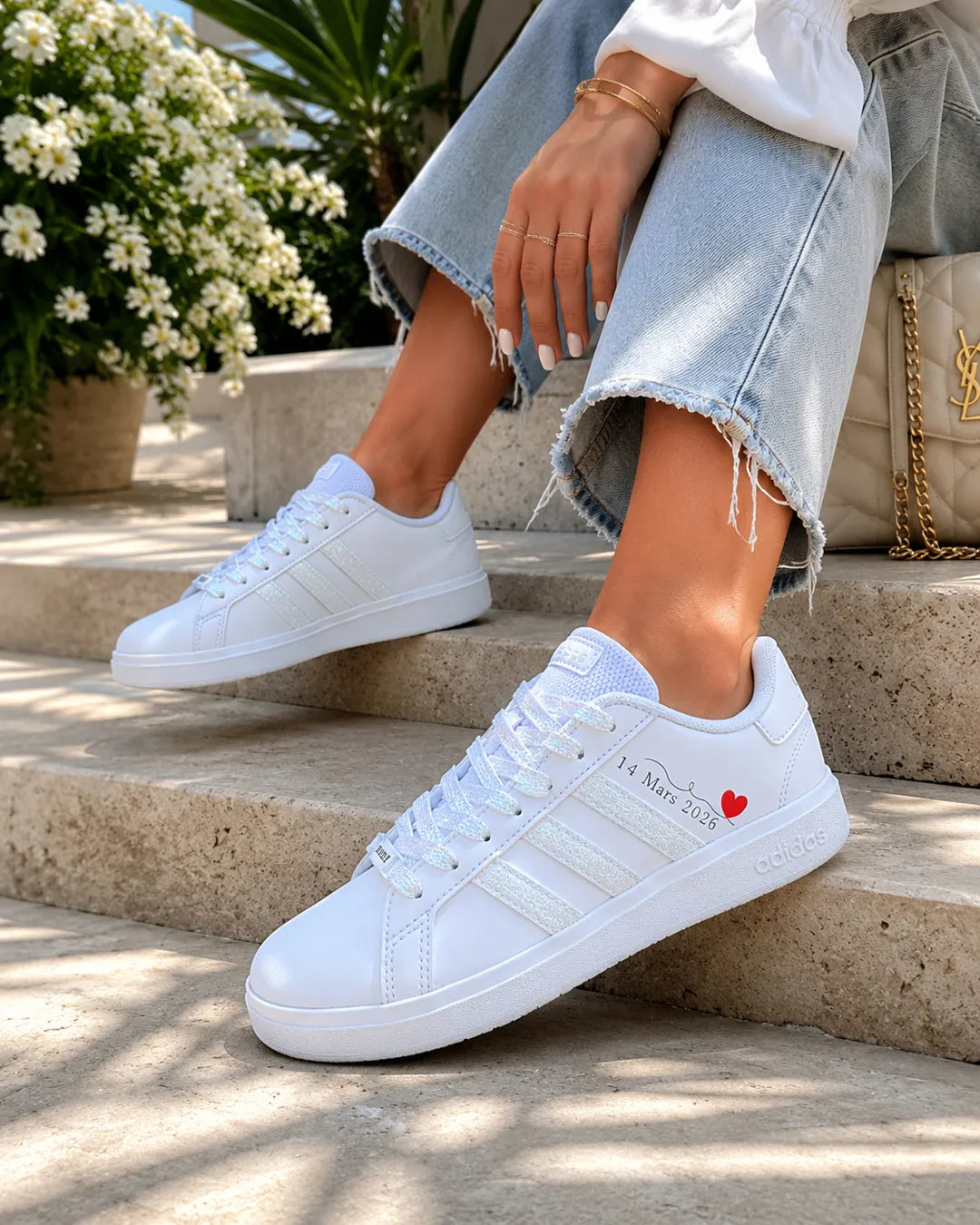 Adidas personnalisées femme pour mariage avec date et cœur rouge sur le côté de la chaussure.