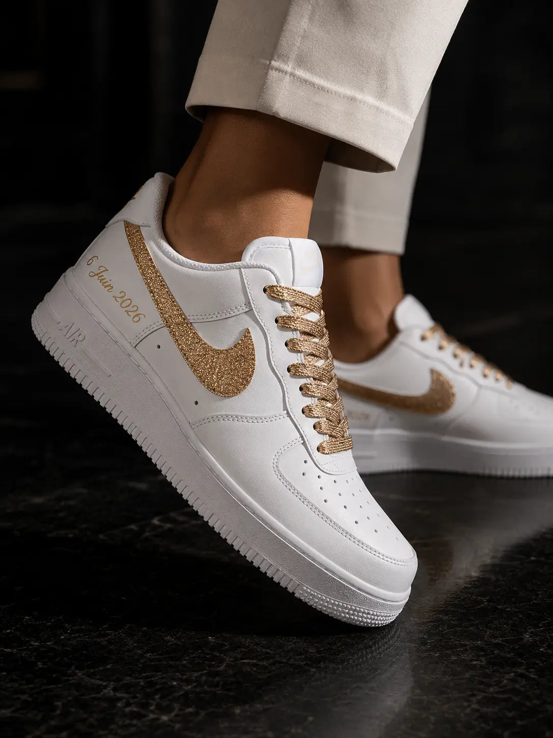 Nike Air Force 1 glitter gold personnalisées pour homme, baskets blanches avec paillettes or portées avec costume de mariage chic et élégant.