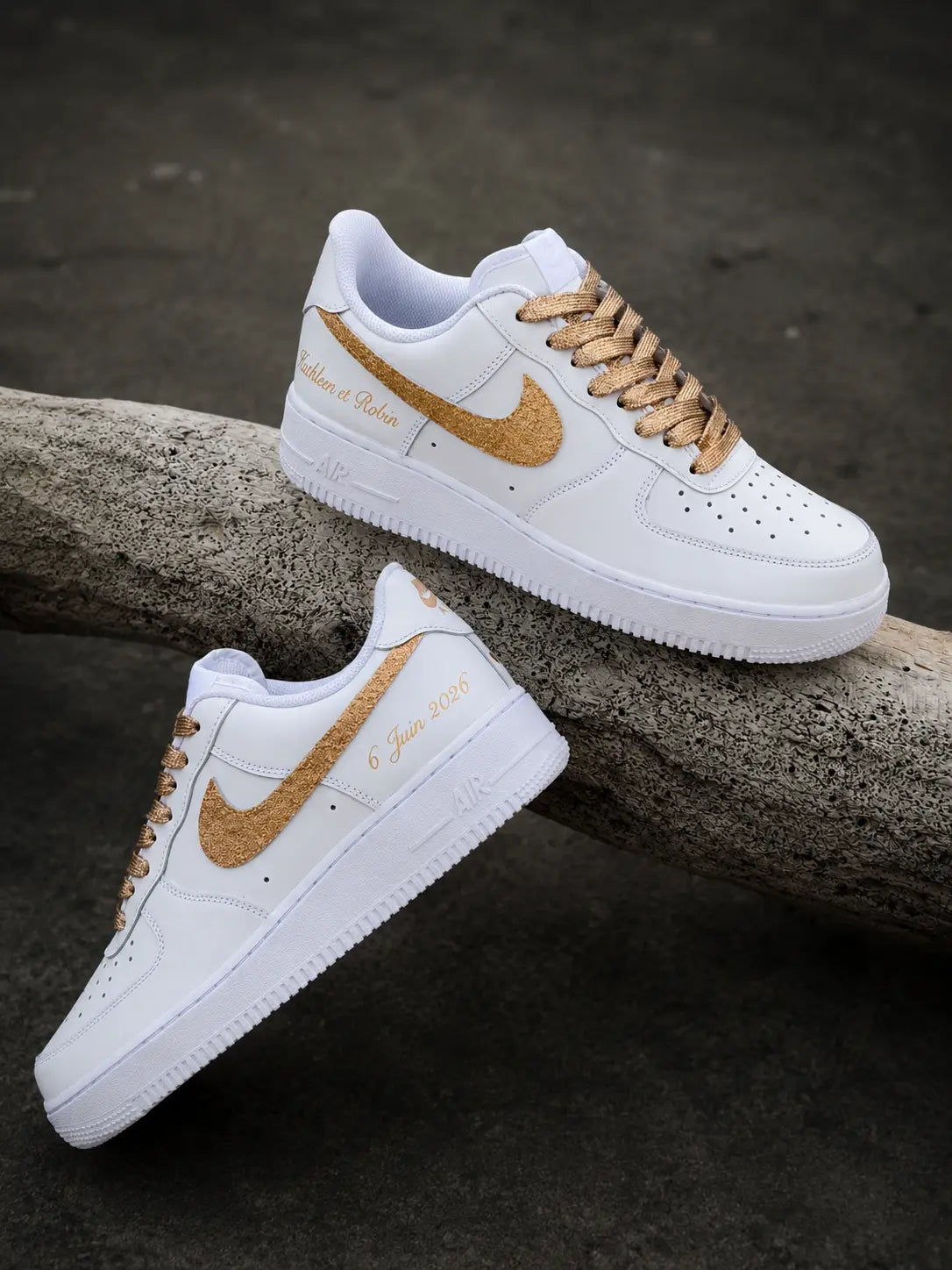 Air Force 1 custom glitter or avec lacets dorés et personnalisation mariage, prénom, date, sneakers premium homme et femme.