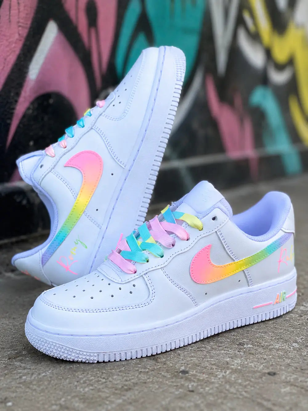 Air Force 1 custom pastel rainbow avec swoosh dégradé rose jaune bleu et détails colorés, sneakers femme style streetwear chic