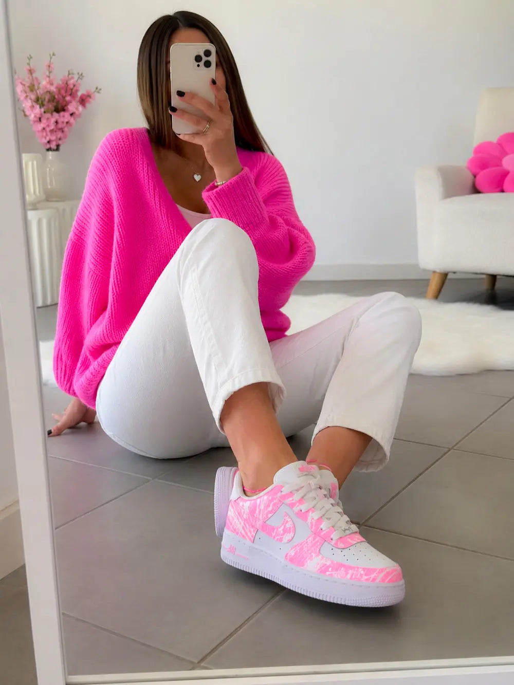 Nike Air Force 1 custom rose fluo portée avec tenue blanche et pull rose, sneakers femme tendance au style lifestyle premium.
