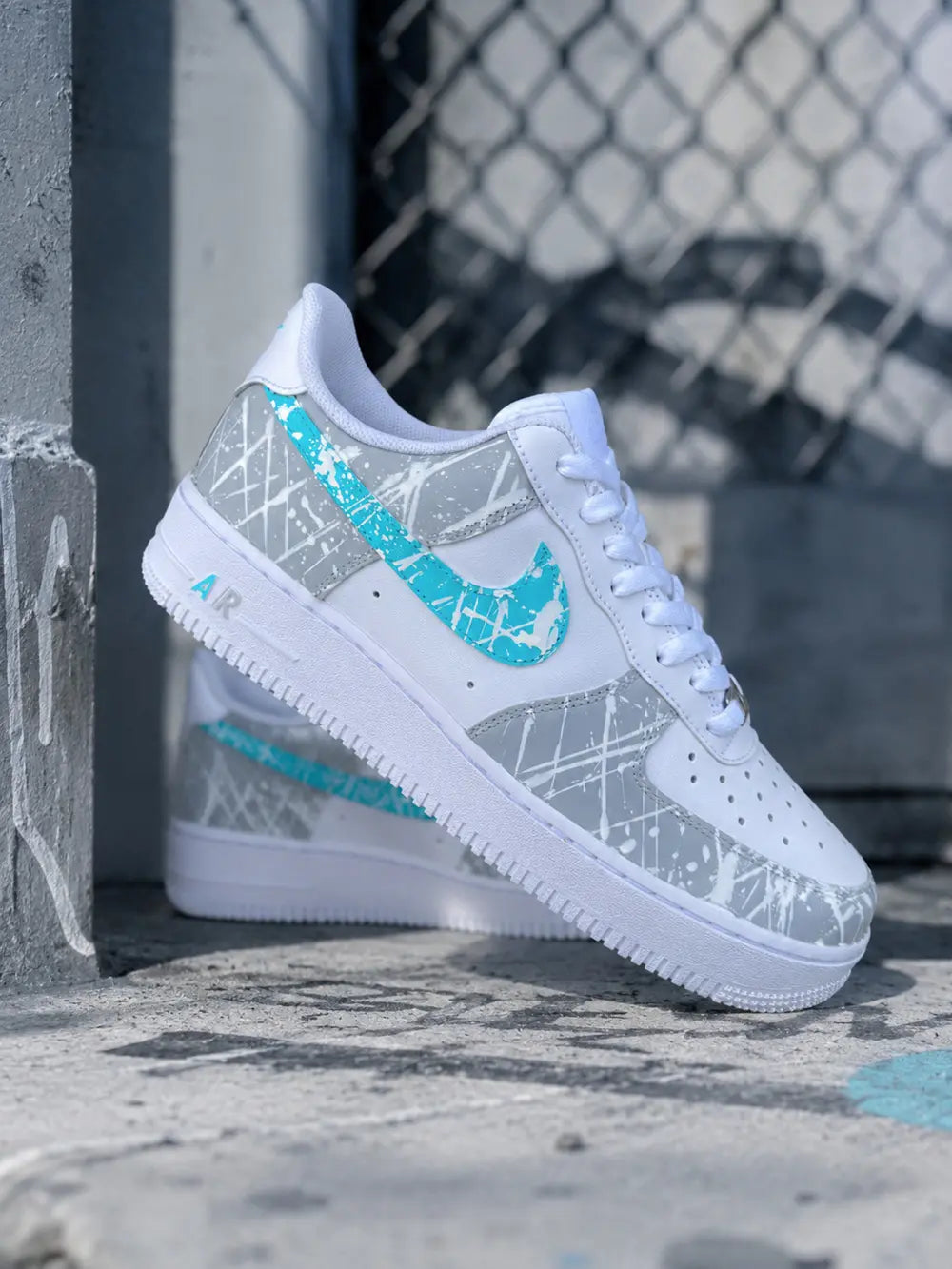 Air Force 1 custom gris clair avec swoosh bleu turquoise et effet peinture splash, sneakers premium homme femme.