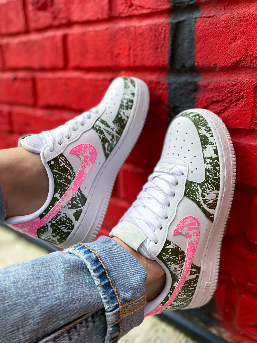 Détail couleur kaki et rose sur Nike Air Force 1 personnalisée
