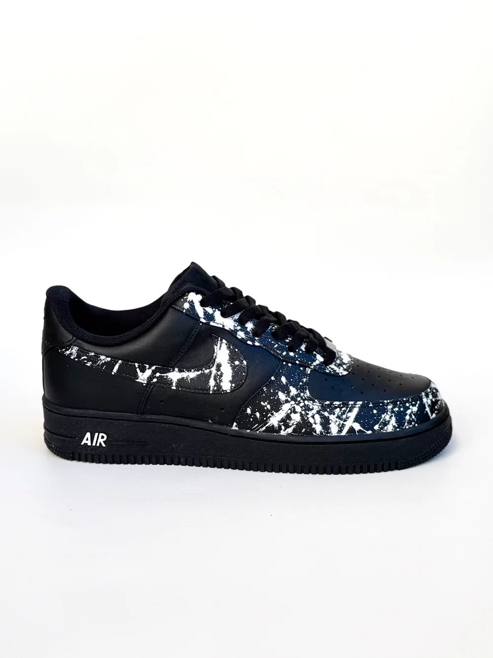 Air Force 1 noire effet peinture avec lacets blancs