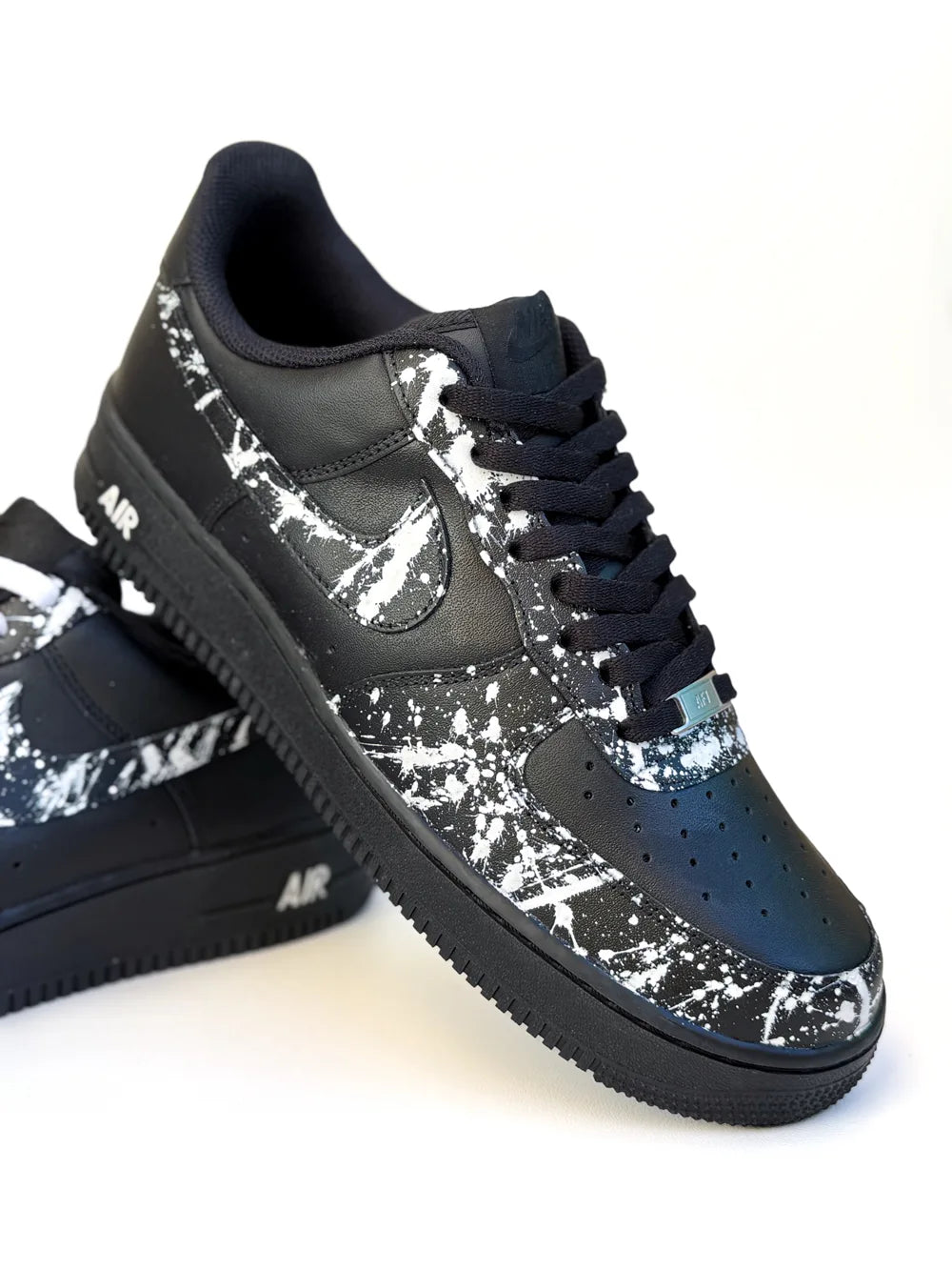 Personnalisation sur basket Air Force 1 noire effet peinture