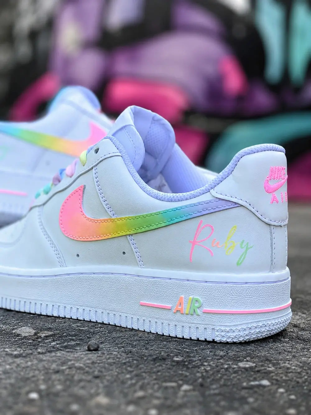 Air Force 1 pastel personnalisée avec prénom et dégradé multicolore pastel sur swoosh, sneakers femme artisanales haut de gamme.