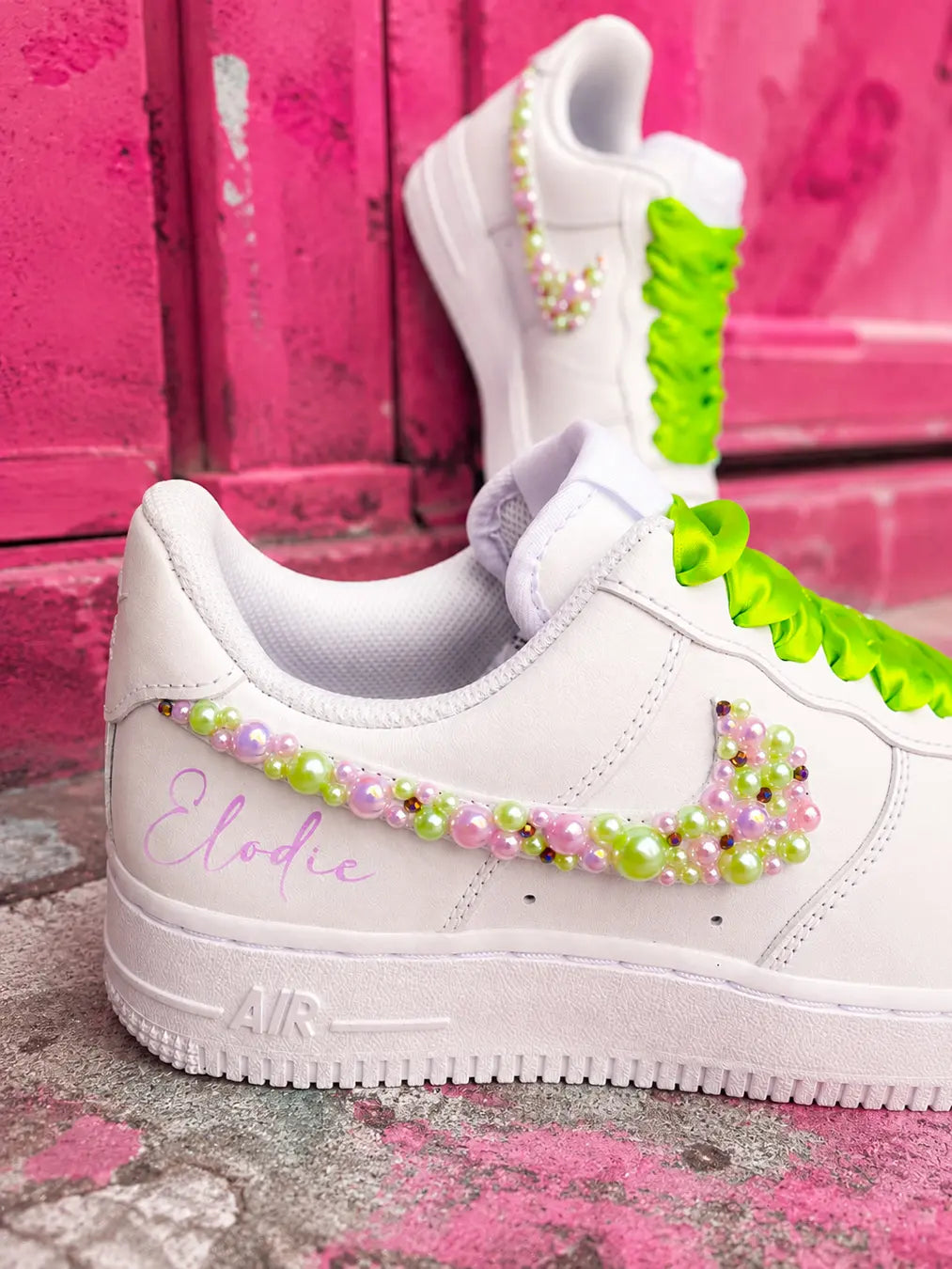 Air Force 1 custom tenue à la main avec perles roses et vertes, baskets personnalisées COLORSNEAK