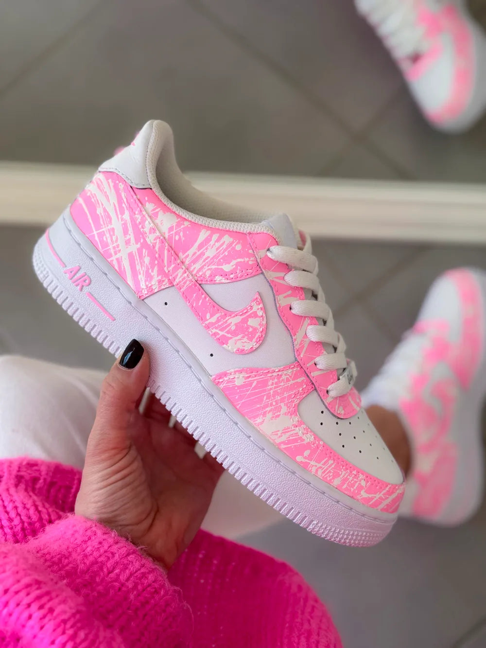 Nike Air Force 1 rose fluo effet fluorescent sous lumière UV