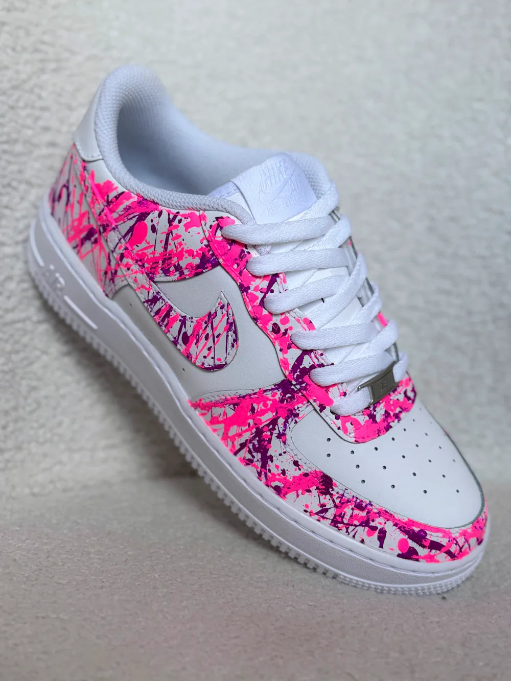Effet peinture rose et fuchsia sur Air Force 1 personnalisée
