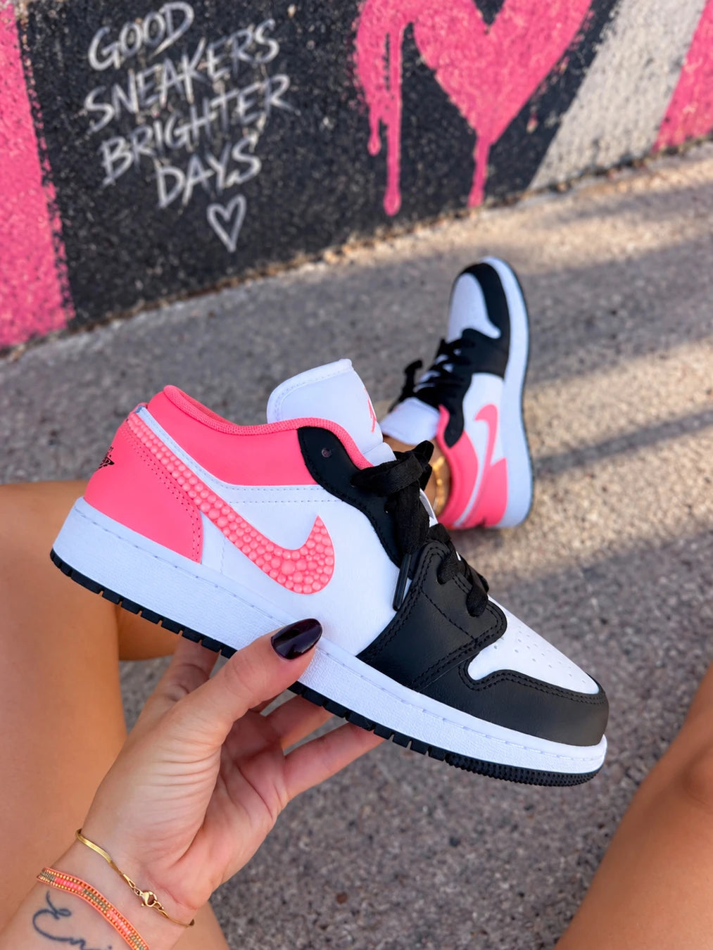 Air Jordan 1 Low custom rose fluo pour femme, sneakers personnalisées noir et blanc et corail avec Swoosh rose en strass
