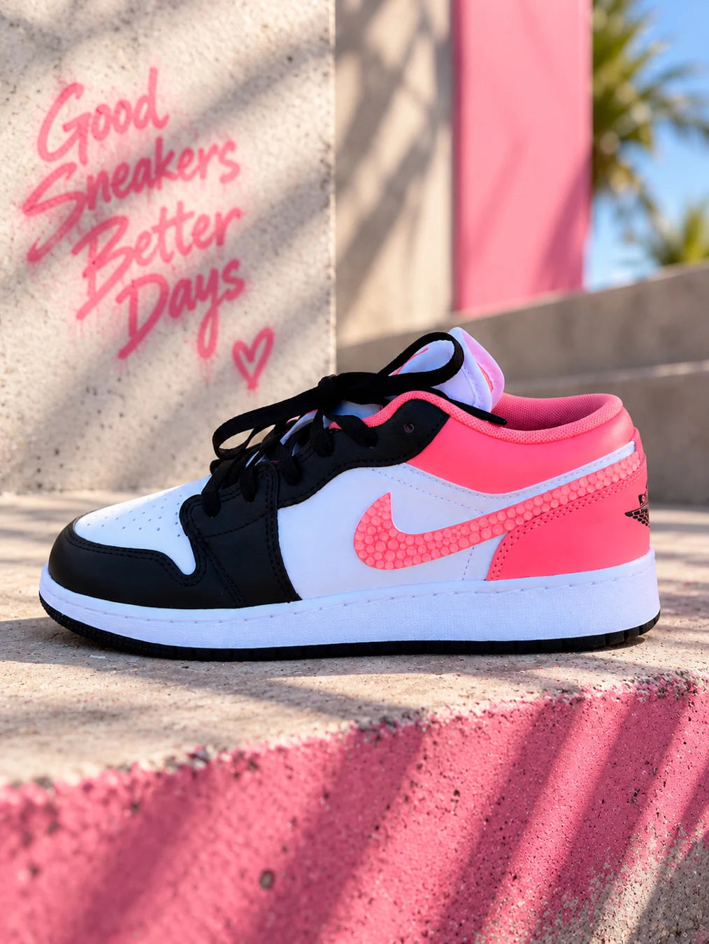 Jordan Low personnalisée rose fluo pour femme avec Swoosh custom en strass roses corail et détails noir et blanc