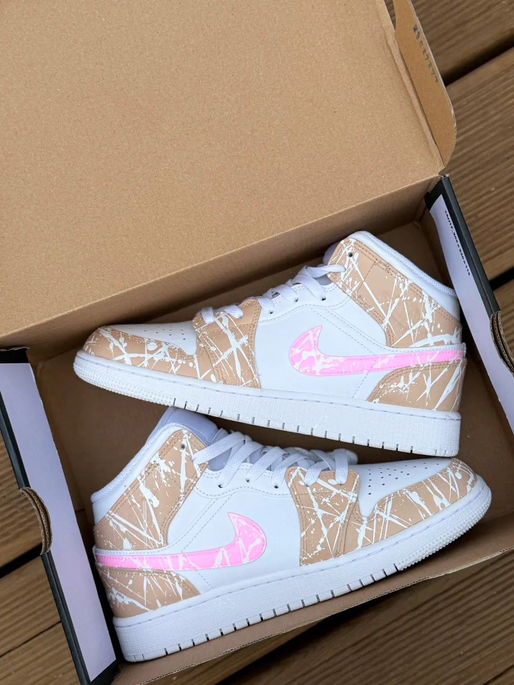Air Jordan 1 Mid beige et rose livrée avec boîte et lacets d’origine