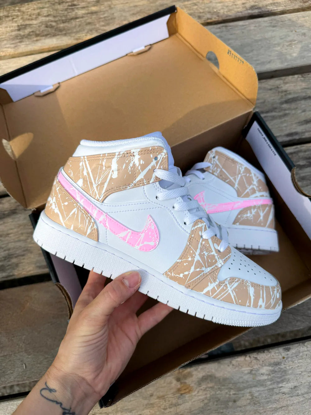 Air Jordan 1 Mid beige et rose personnalisée peinte à la main