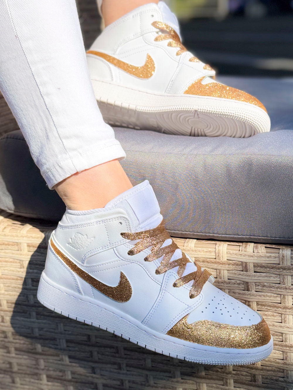 Détail paillettes or sur Air Jordan 1 Mid