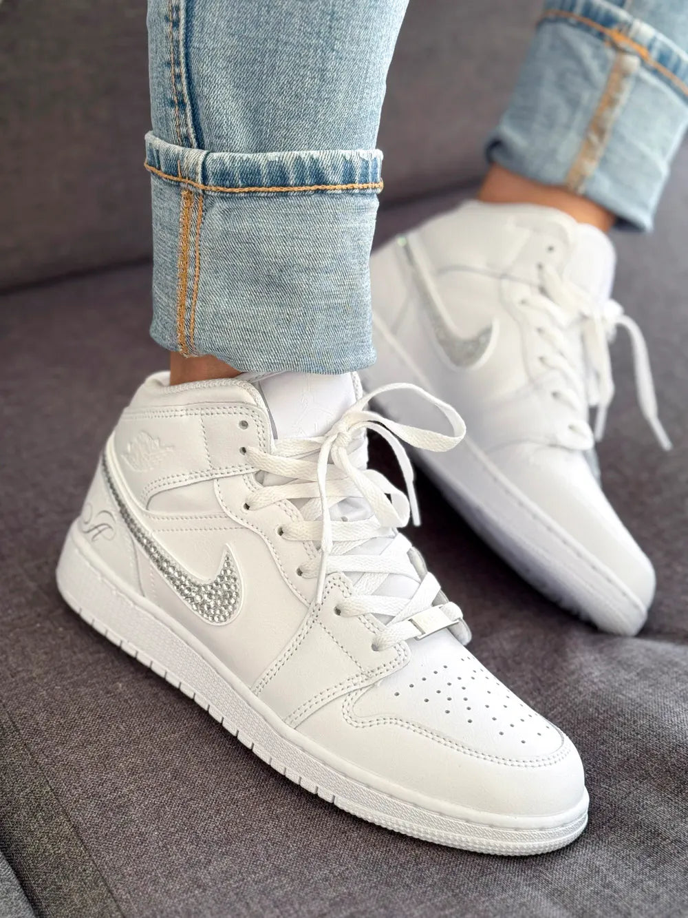 Air Jordan blanches à strass blancs, customisation artisanale française