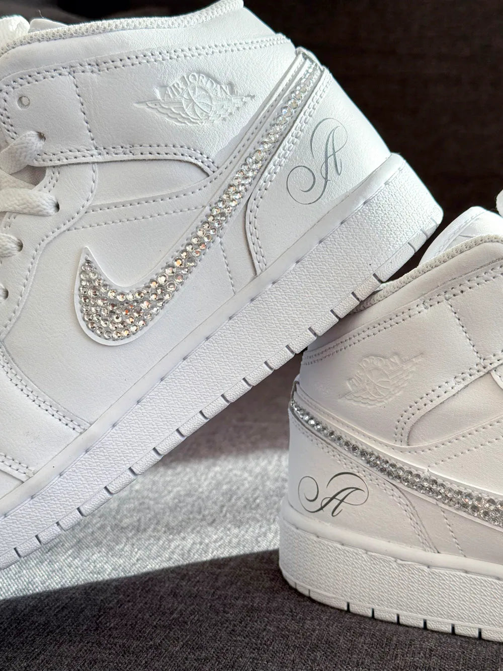 Air Jordan blanches personnalisables avec strass blancs
