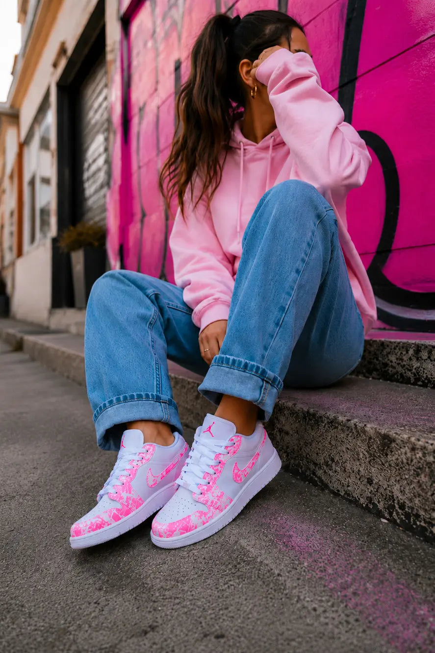 Basket custom Air Jordan Low rose fluo et blanche avec design exclusif inspiré des sneakers artistiques tendance.