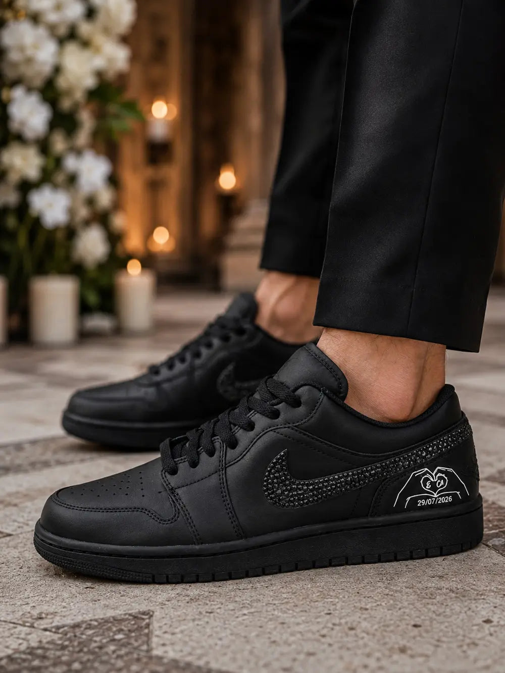 Nike Air Jordan Low noire custom avec swoosh en strass noirs et personnalisation mariage, basket homme chic pour cérémonie.