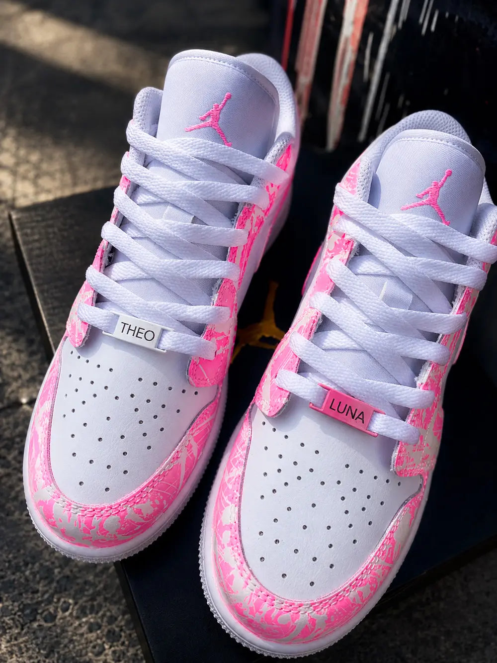 Air Jordan Low personnalisée rose et blanche pour femme avec finition streetwear premium et détails peints à la main.