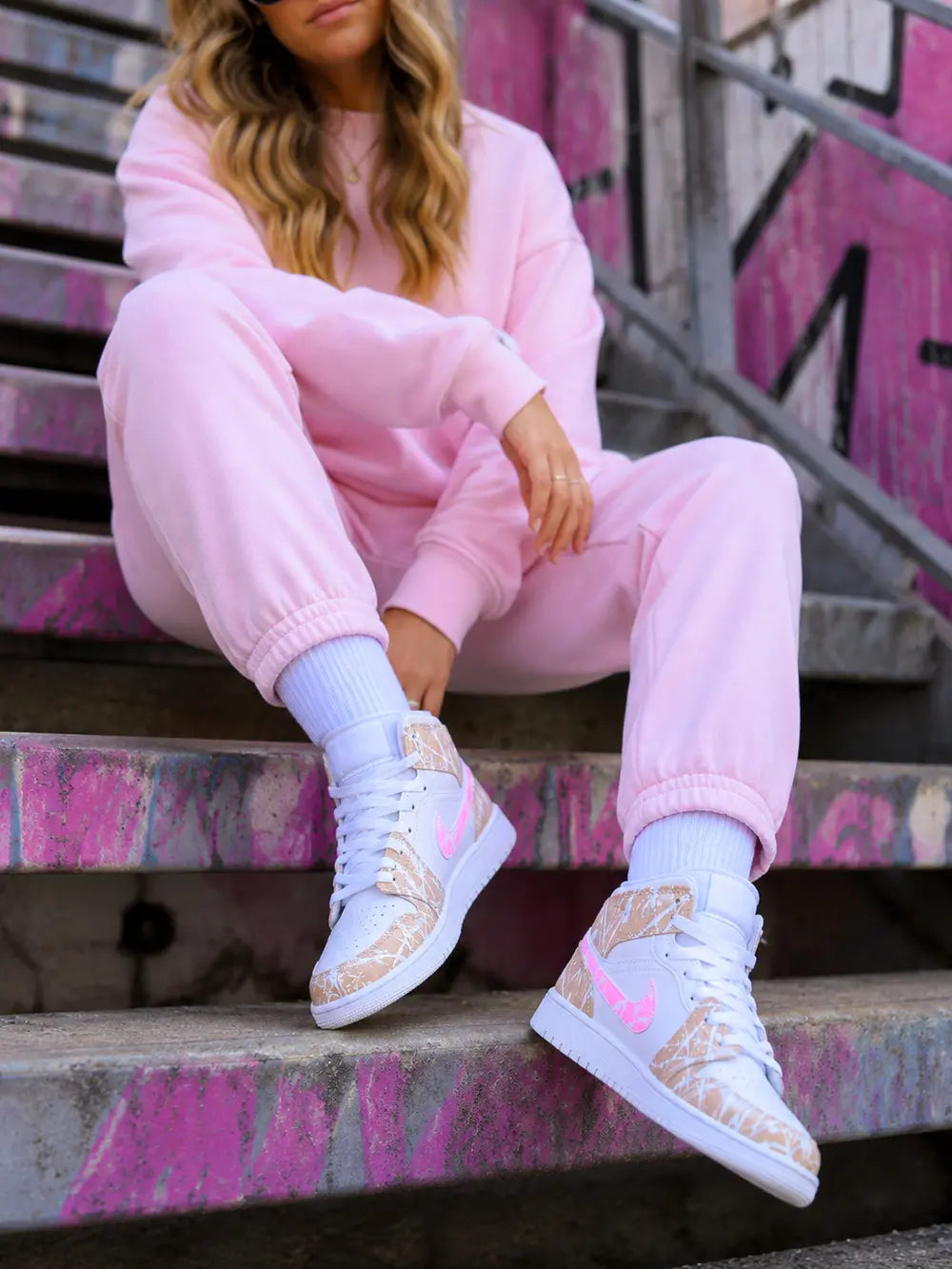 Air Jordan Mid femme beige clair et rose pastel personnalisée dans une ambiance streetwear urbaine premium