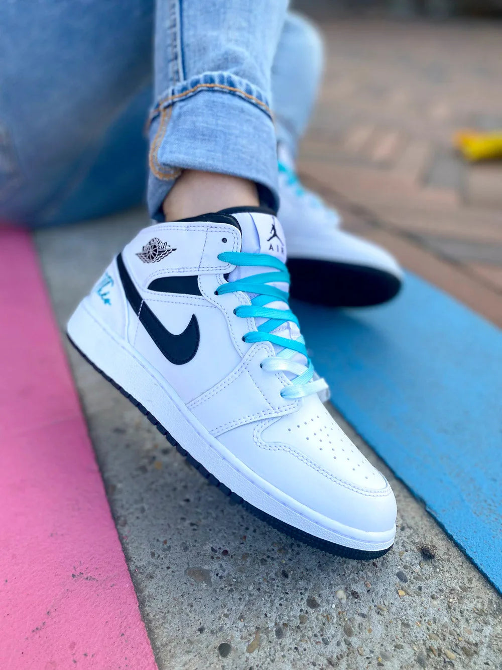 Air Jordan Mid bleu personnalisée portée