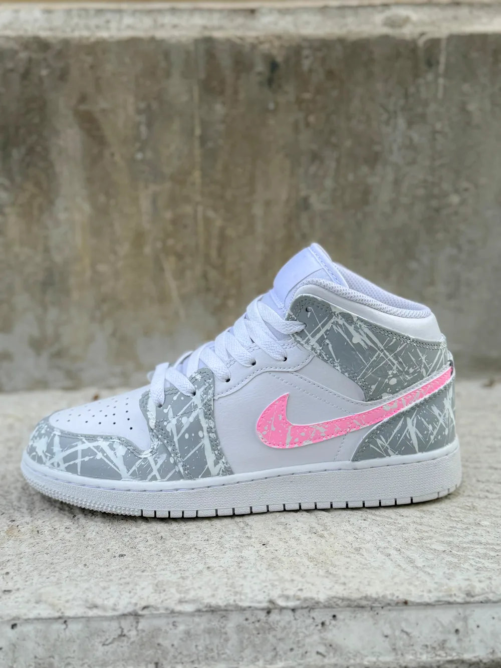 Détail des couleurs gris et rose sur Air Jordan Mid personnalisée