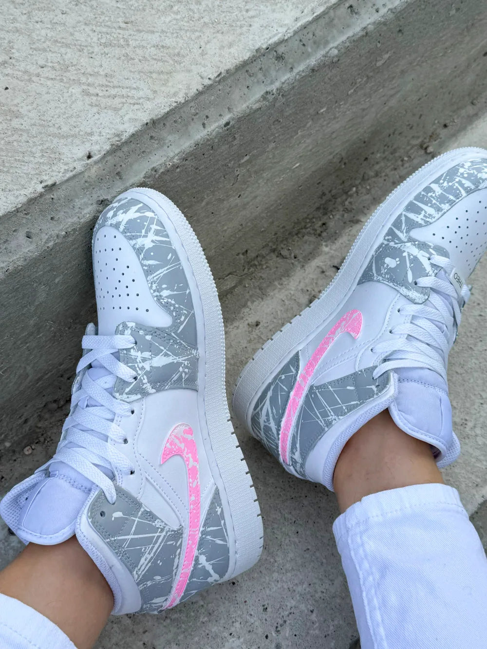 Air Jordan Mid gris et rose personnalisée portée