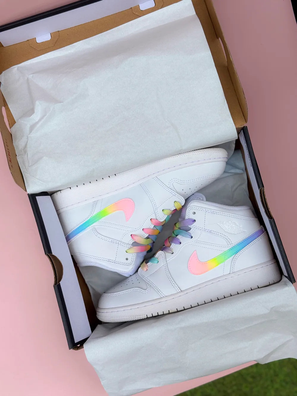 Air Jordan Mid pastel personnalisée portée pour un look quotidien