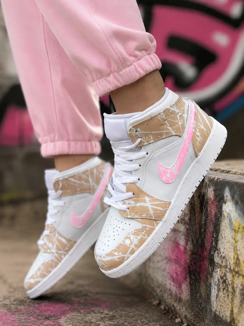 Sneakers Air Jordan Mid custom femme avec détails beige sable et swoosh rose pastel style urbain élégant