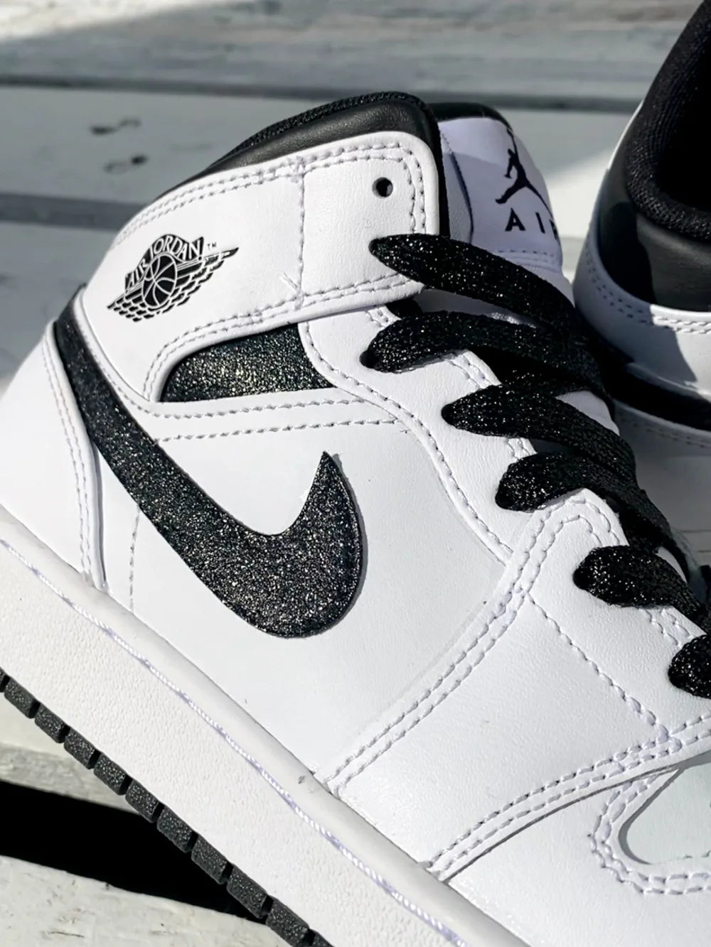 Air Jordan noire glitter personnalisée portée