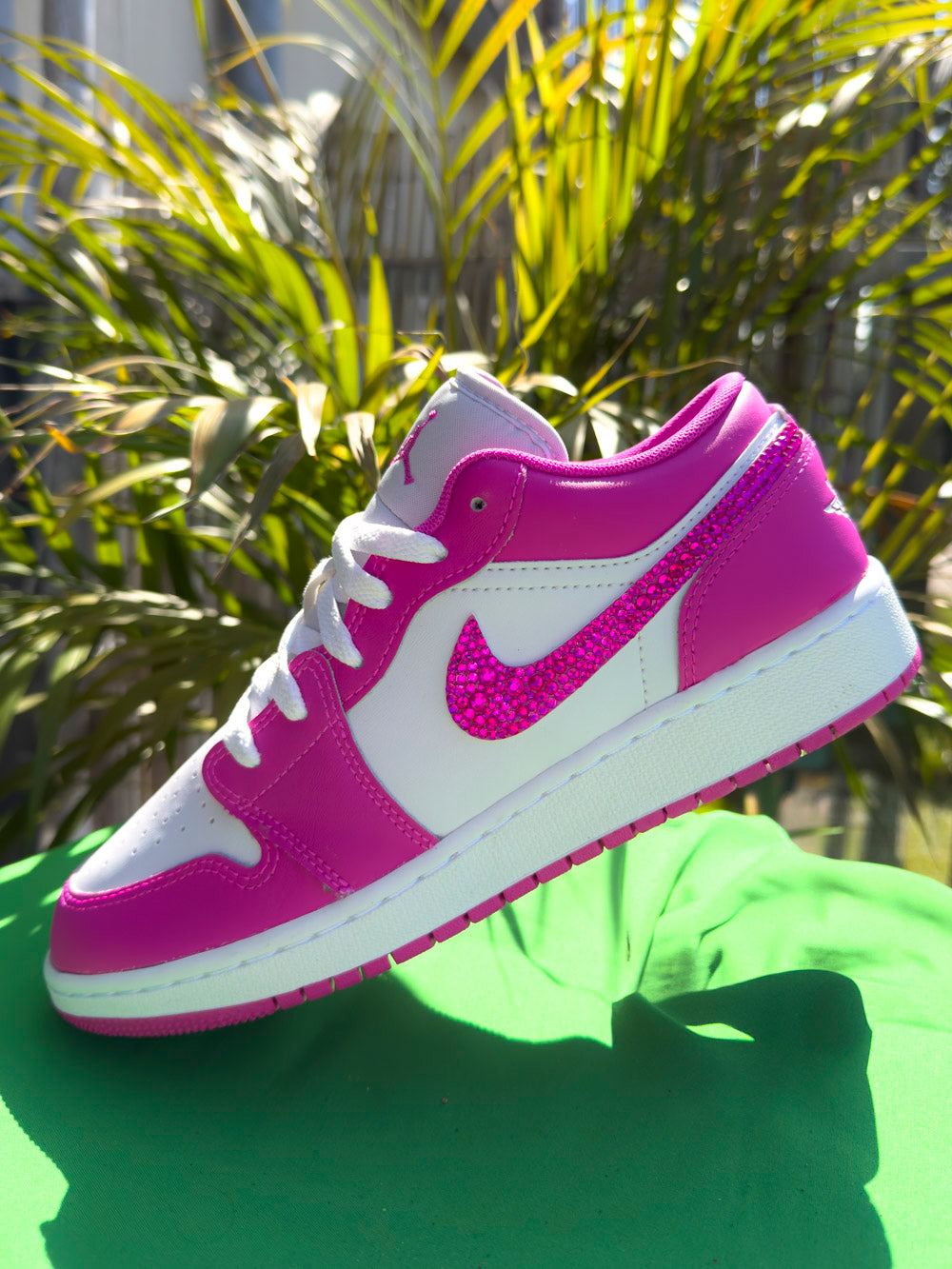 Détail strass fuchsia posés à la main sur Air Jordan