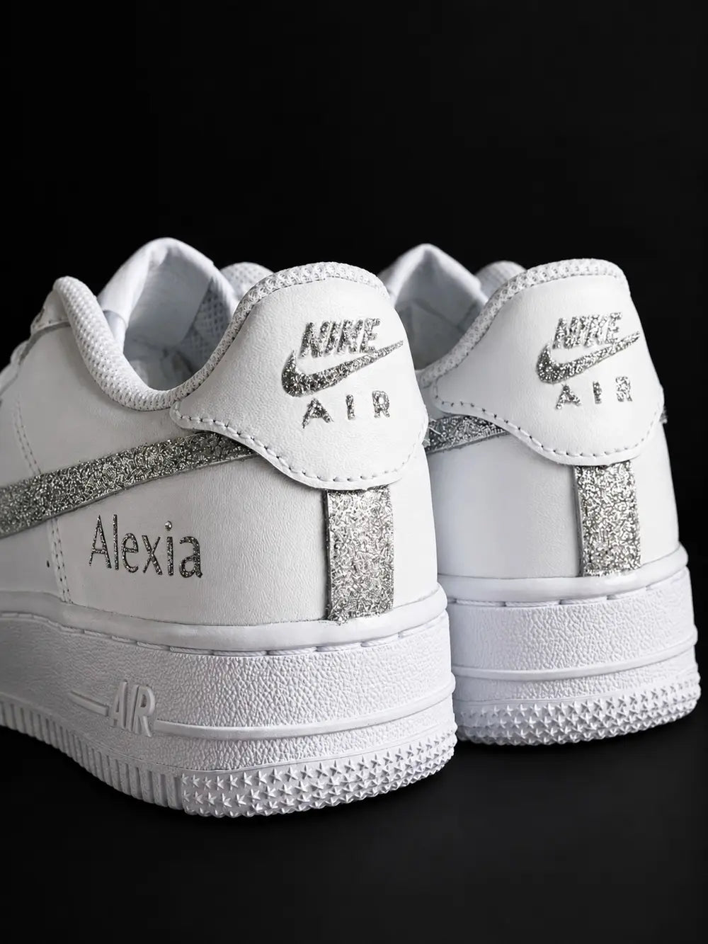 Air Force 1 custom blanche avec swoosh glitter argent et lacets pailletés argent, sneakers personnalisées femme style chic et mariage.