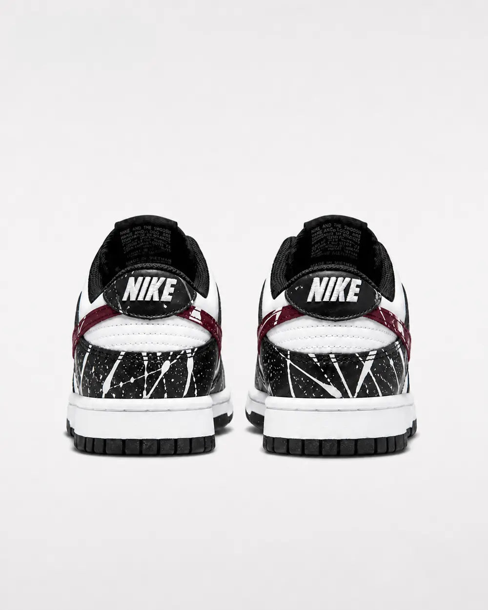 Vue arrière Nike Dunk Low personnalisée noire blanche et bordeaux avec finitions artistiques et design exclusif streetwear.