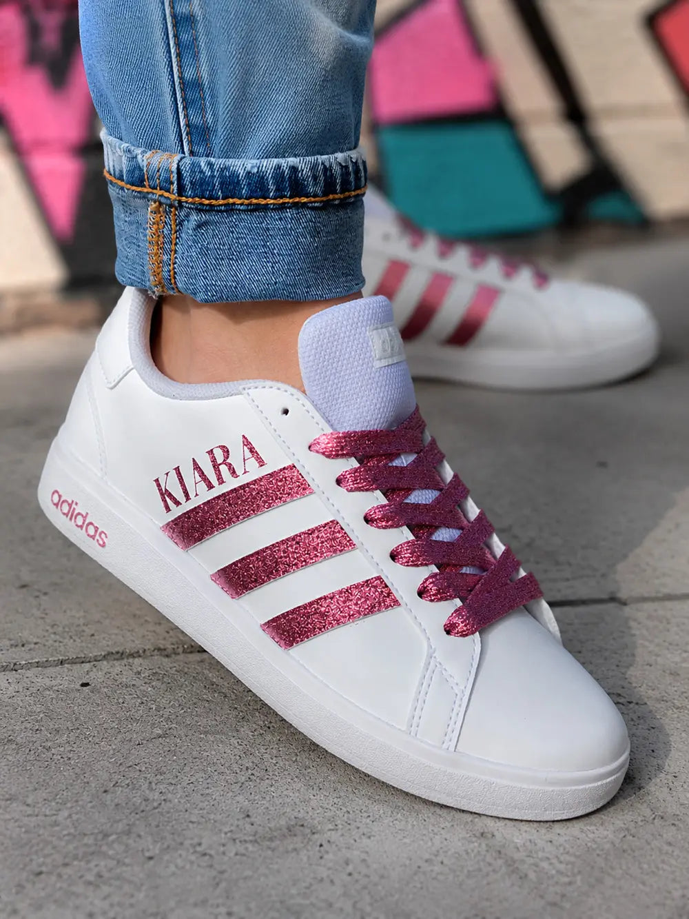 Basket Adidas blanche femme customisée avec bandes rose glitter et personnalisation prénom Kiara