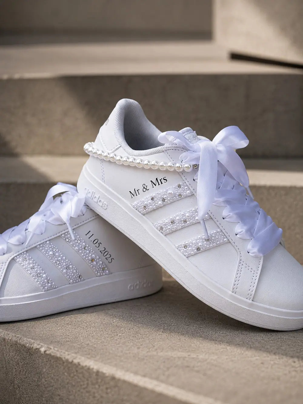 Basket Adidas blanche personnalisée mariage avec date de cérémonie, détails perles et strass pour future mariée