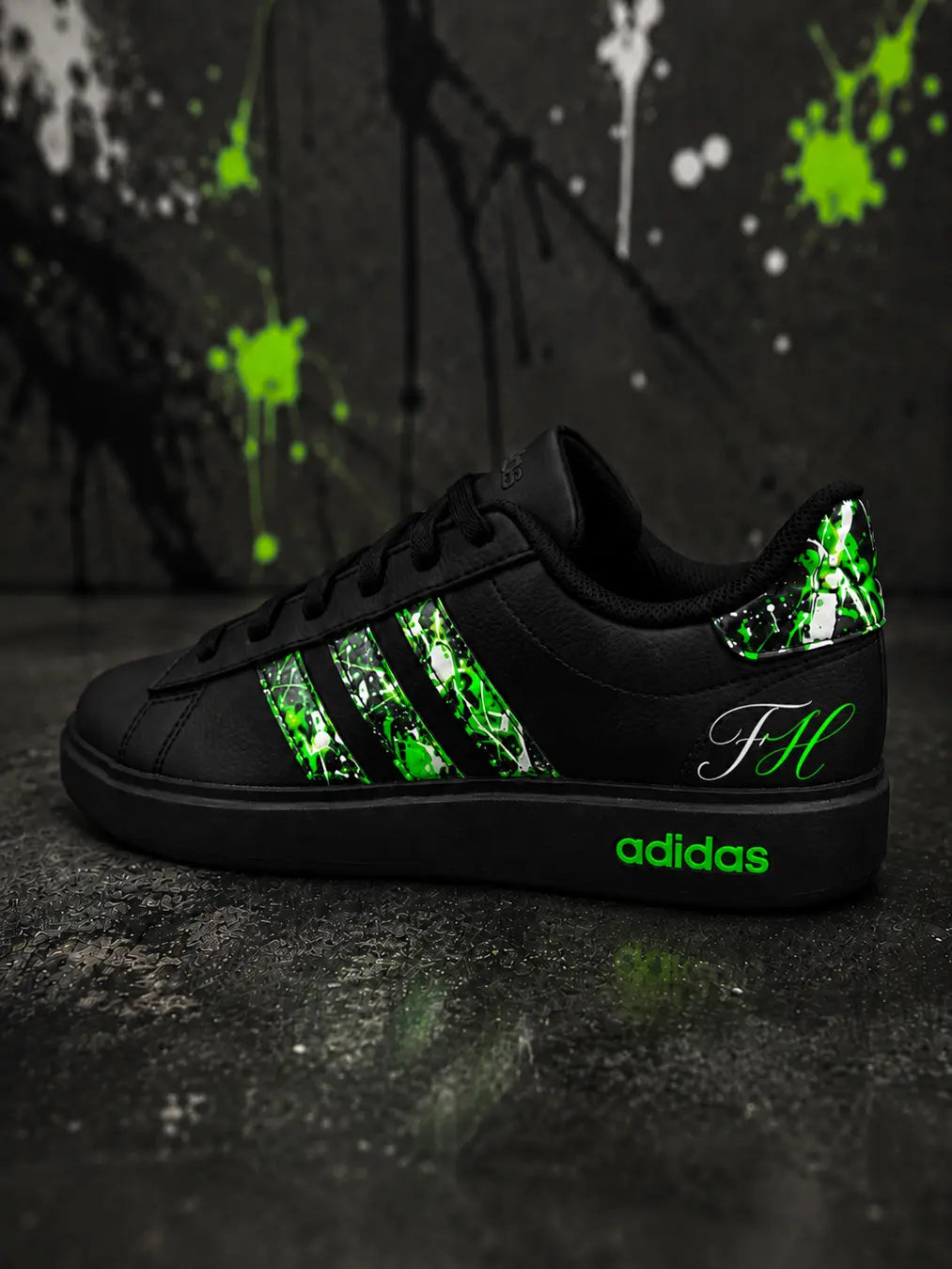 Basket Adidas noire personnalisée avec initiales et détails vert fluorescent, blancs et noirs
