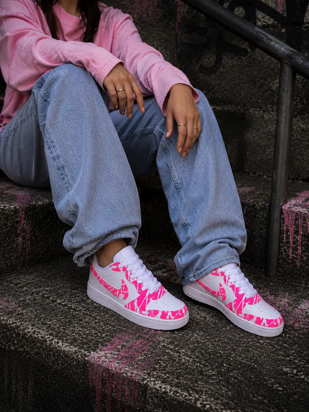 Basket Nike rose fluorescente personnalisée portée avec un jean oversize, création artisanale française pour femme