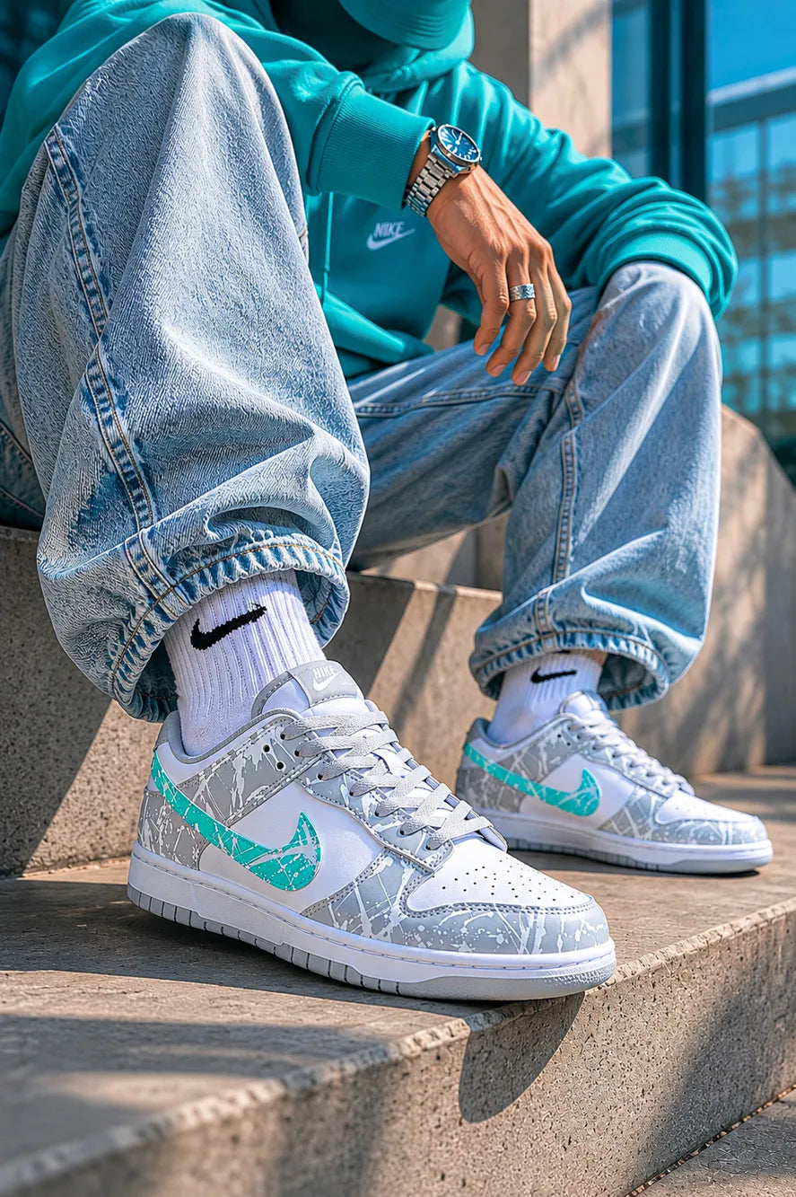 Sneakers Nike custom gris et turquoise dans un look urbain tendance, personnalisées à la main.