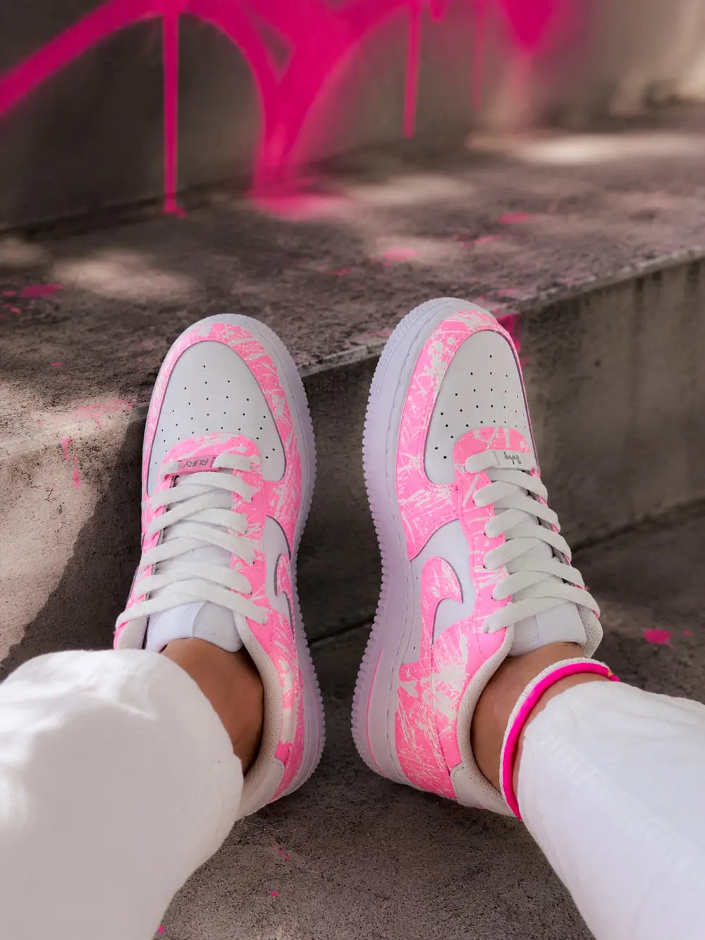 Basket femme Air Force 1 rose fluo vue du dessus avec détails personnalisés rose néon et style tendance premium.