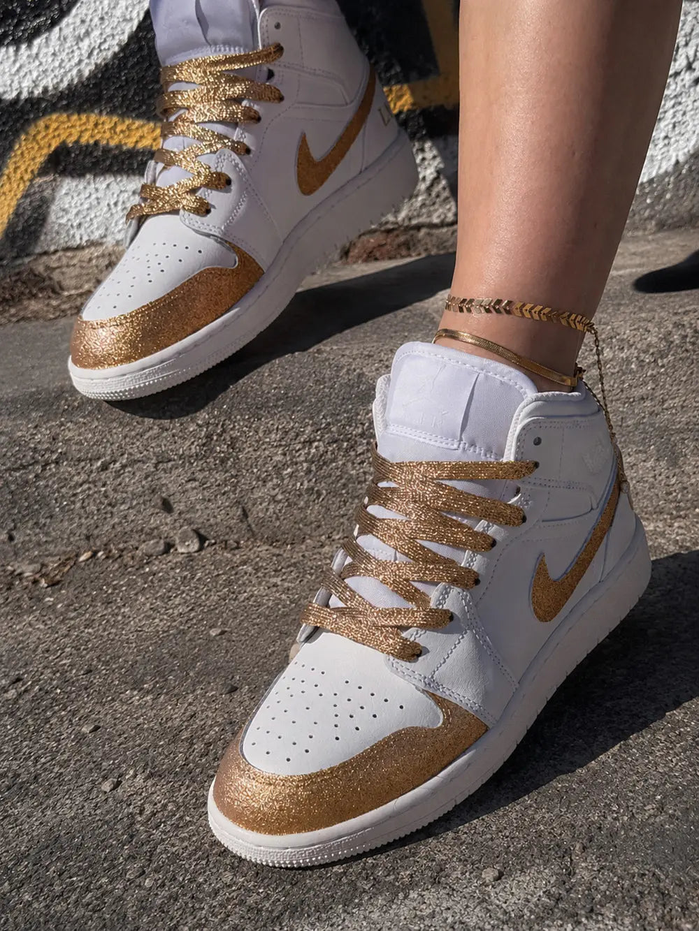 Basket femme Air Jordan blanche custom or glitter portée avec bijoux dorés dans un style streetwear élégant